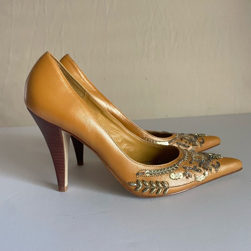 Vintage Gold BCBG Pointed Toe Beaded Heel. Size 36/6. Great condition.